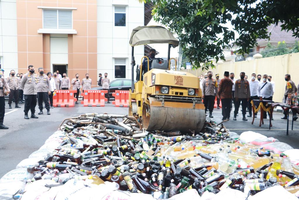 Polda DIY Musnahkan Ribuan Botol Miras Dan 123 Knalpot Blombongan