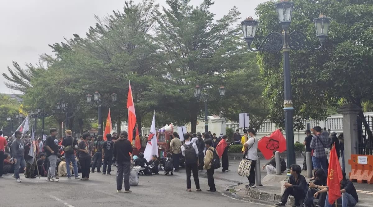 Soroti Represi hingga Kebijakan Tak Berpihak ke Rakyat, Massa Demo di Depan Kantor Gubernur DIY