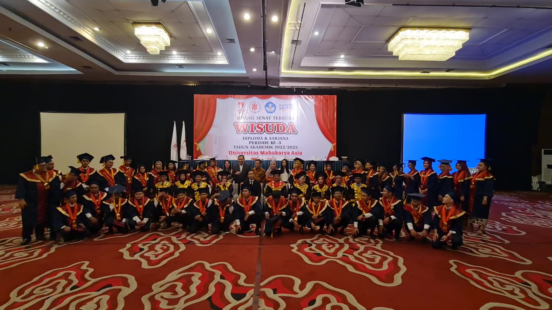 UNMAHA Student Graduation