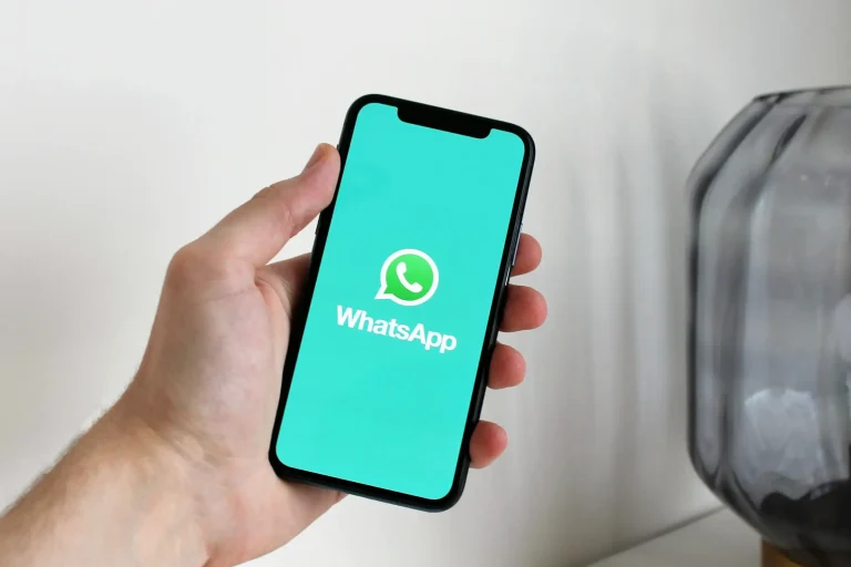 Menggunakan WhatsApp