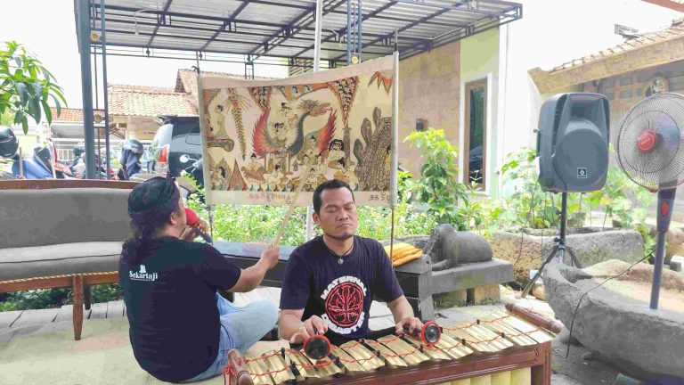 Pertunjukkan Wayang Beber Pancasila di Museum Wayang Beber Sekartaji (foto: Deny Hermawan)