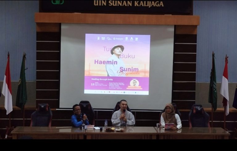 Biksu Haemin Sunim saat memberikan ceramah di UIN Sunan Kalijaga Yogyakarta (foto: Deny Hermawan)