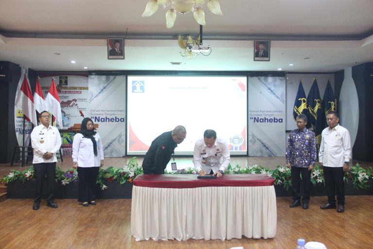 Kakanwil Kemenkum menandatangani Komitmen bersama, Pakta Integritas serta Perjanjian kinerja wujudkan pembangunan zona integritas menuju WBK. (FOTO: ISTIMEWA)