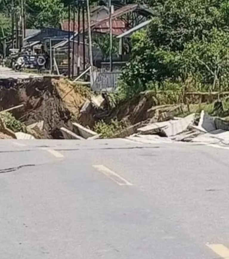 Longsor di ruas jalan Togulu - Tentena di STA 5+400, tepatnya di Desa Watuwau yang menjadi jalur utama Trans Sulawesi. (FOTO/ISTIMEWA)